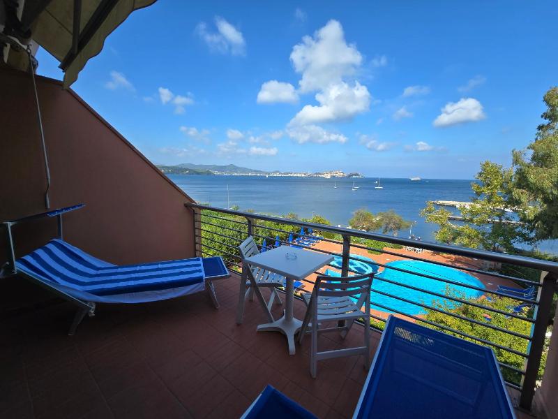 Deluxe Double Room with Sea View image 3