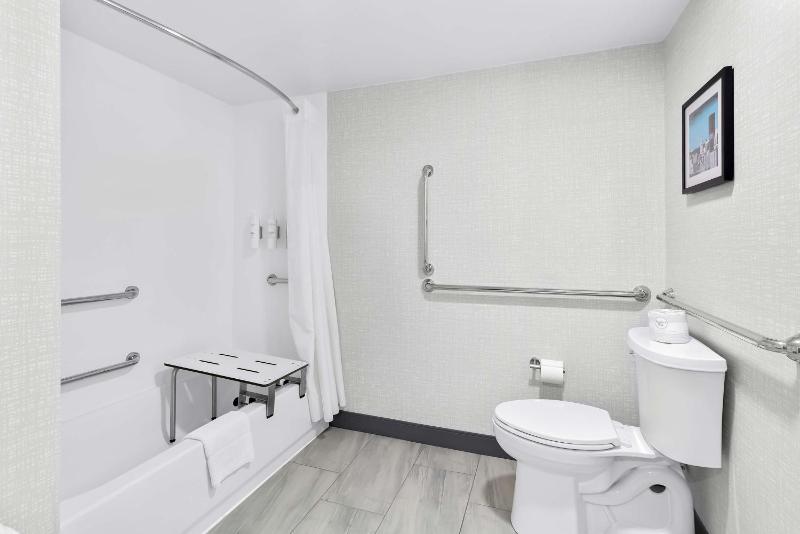 Queen Room with Mobility Access/Non-Smoking image 3
