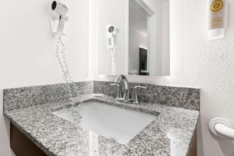 Standard King Room with Accessible Tub - Non-Smoking image 4
