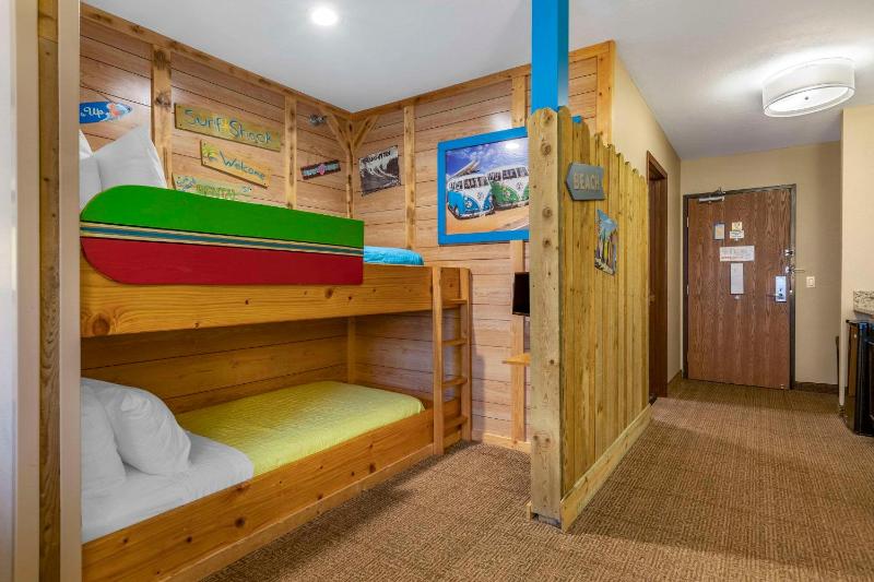 Standard Queen Room with Two Queen Beds and Roll-In Shower - Accessible/Non-Smoking image 3