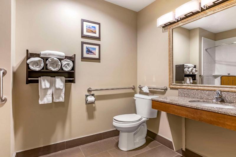 Standard Queen Room with Two Queen Beds and Roll-In Shower - Accessible/Non-Smoking image 2