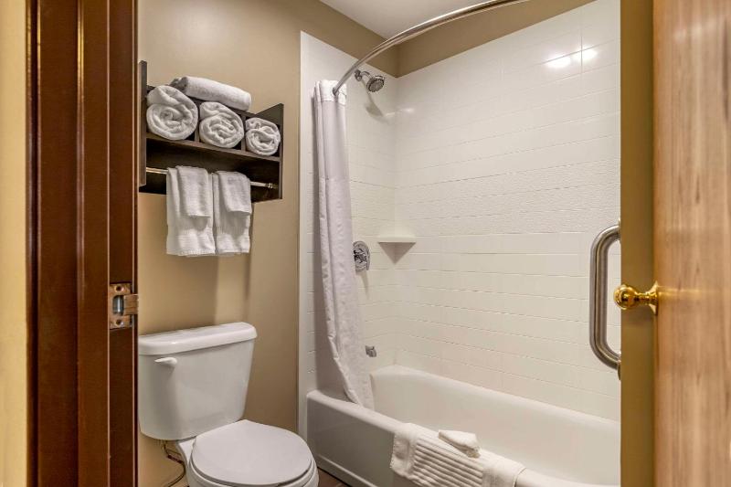 Queen Room with Two Queen Beds - Non-Smoking image 3