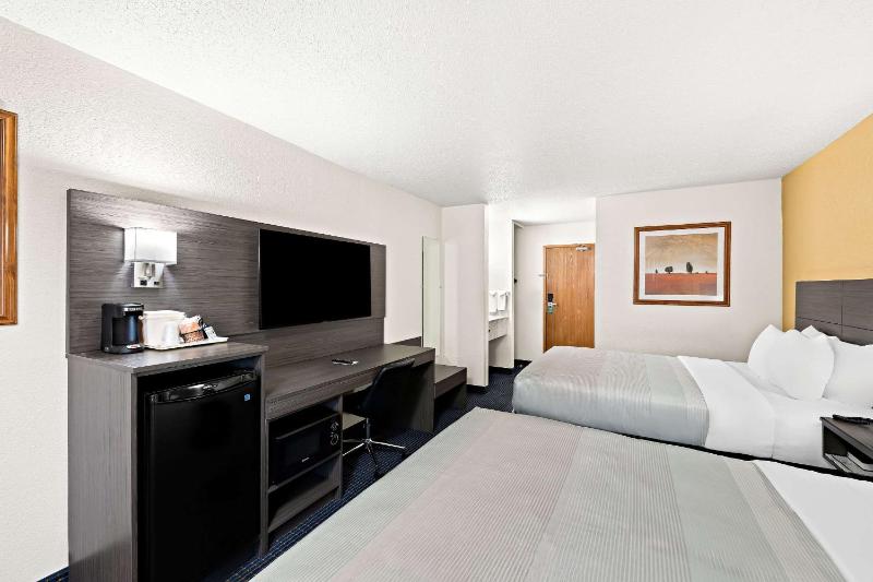 Standard Queen Room with Two Queen Beds - Non-Smoking image 4