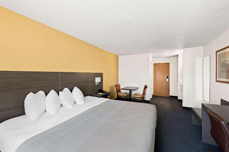 Standard King Room - Non-Smoking  image 3