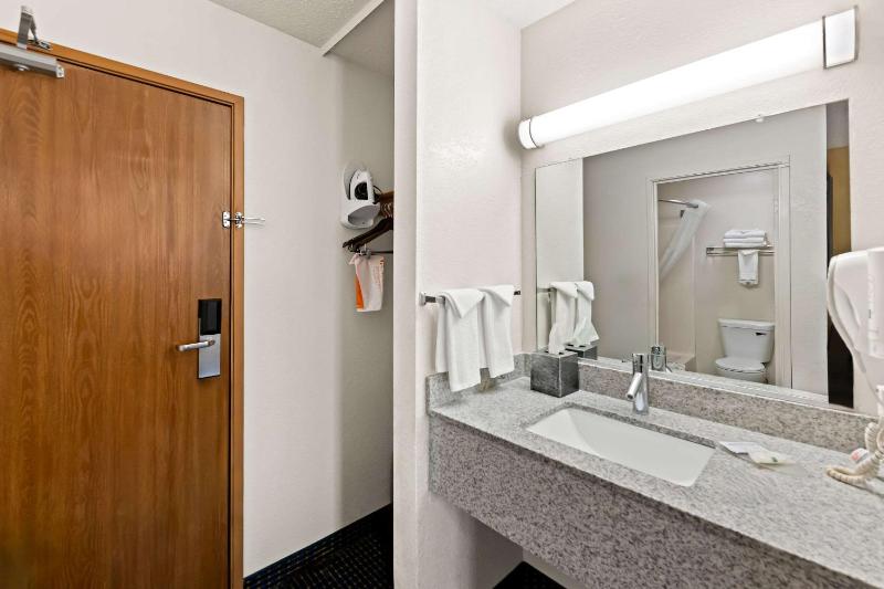 Standard King Room - Non-Smoking  image 4