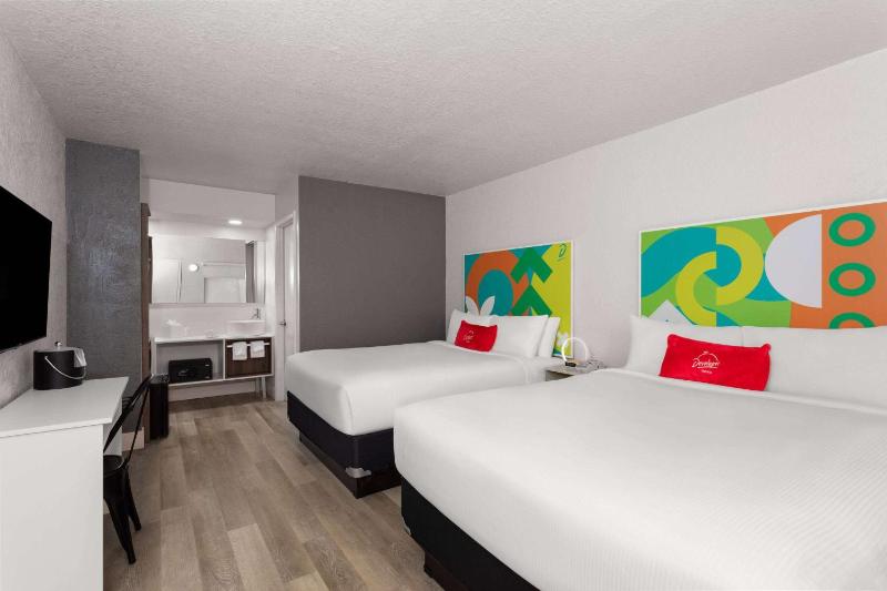Queen Room with Two Queen Beds - Non-Smoking image 3