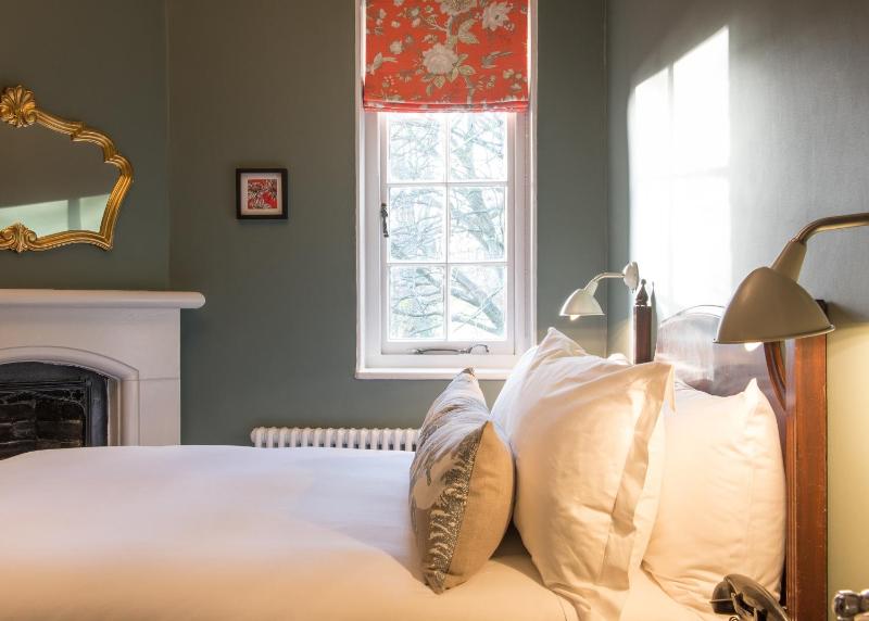 Small Double Room image 4