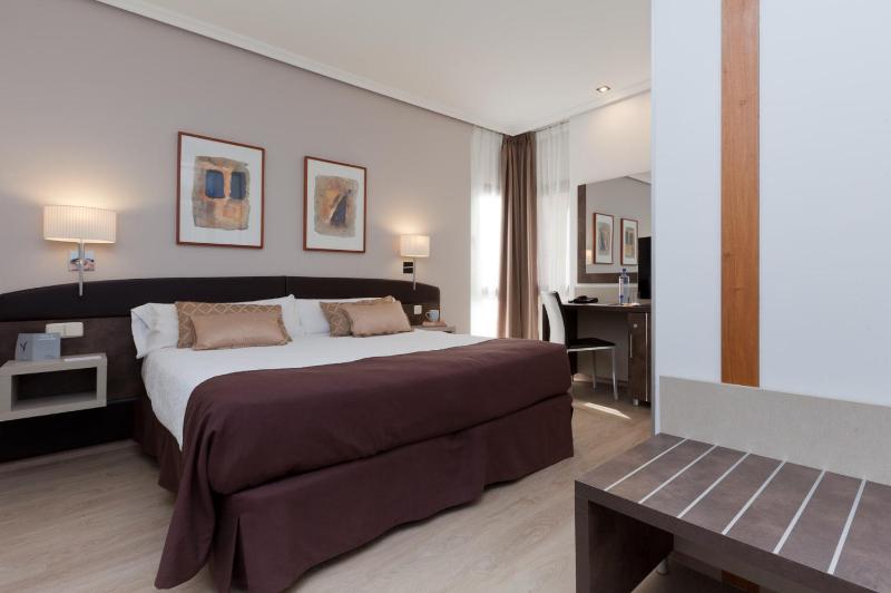 Double Room with extra bed (2 adults + 1 child under 12) image 2