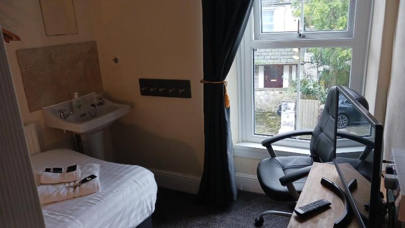 Standard Single Room with Shared Bathroom image 4