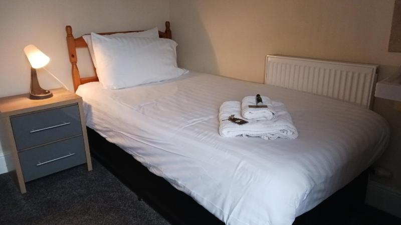 Standard Single Room with Shared Bathroom image 3