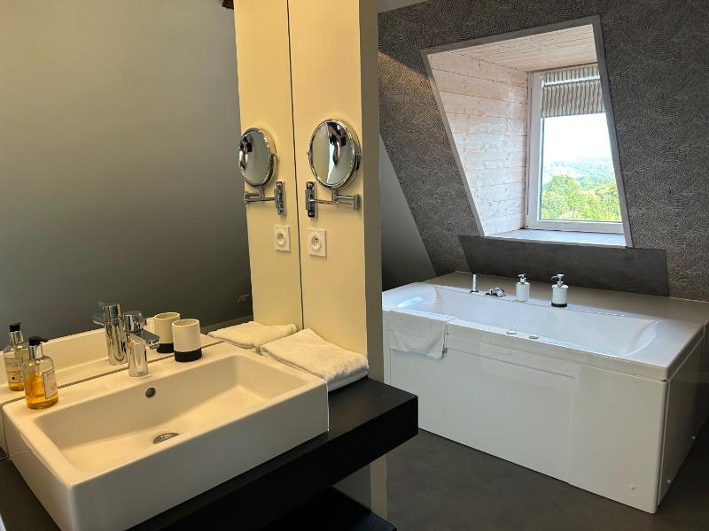Suite with Spa Bath image 1