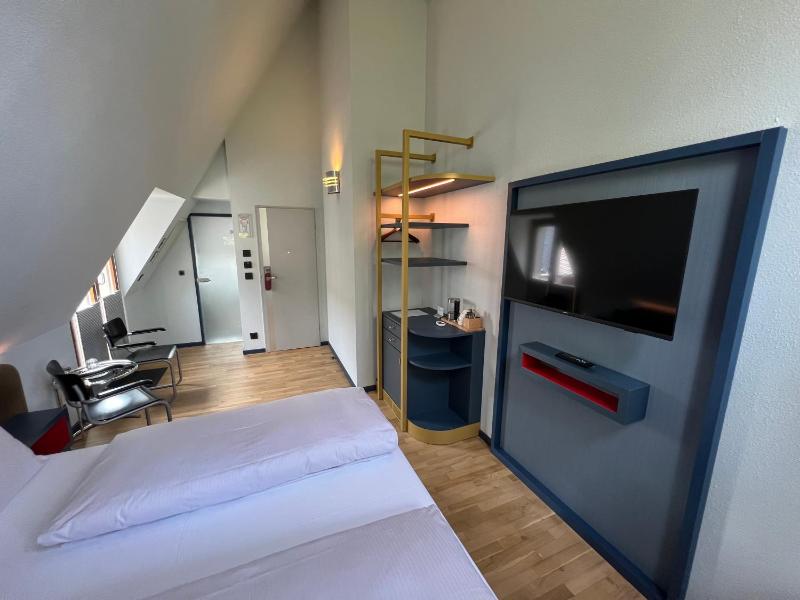 Deluxe Double Room with Balcony image 1