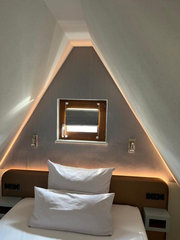 Budget Double Room image 3