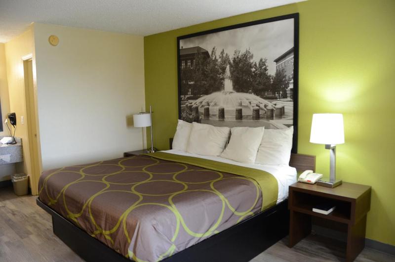 King Room - Non-Smoking image 2