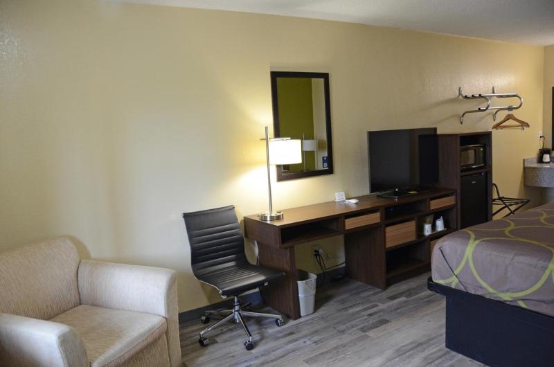 King Room - Non-Smoking image 3