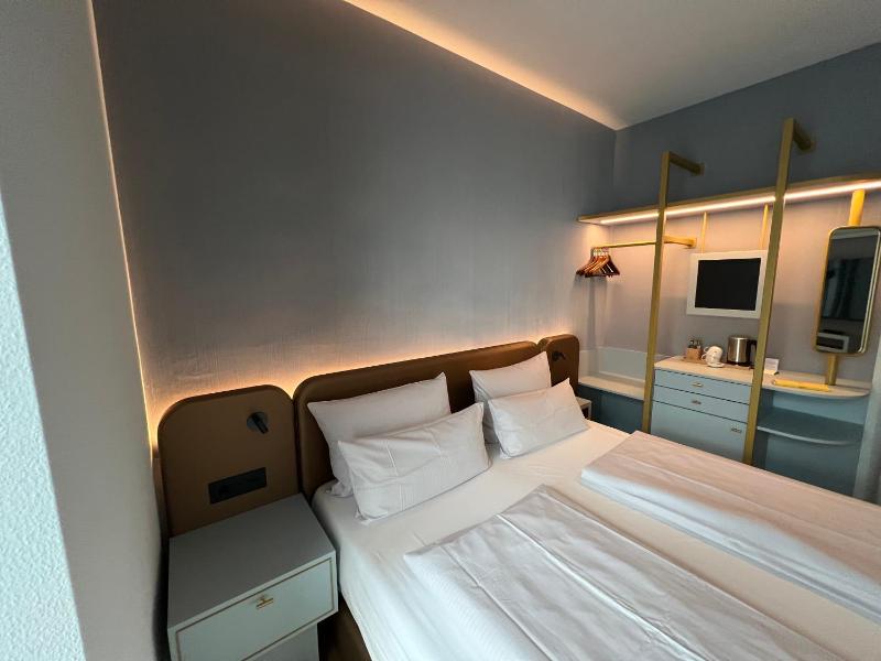 Double Room image 3