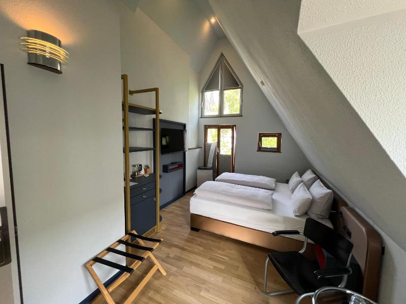 Deluxe Double Room with Balcony image 2