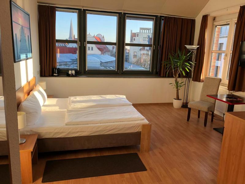 Double Room image 3