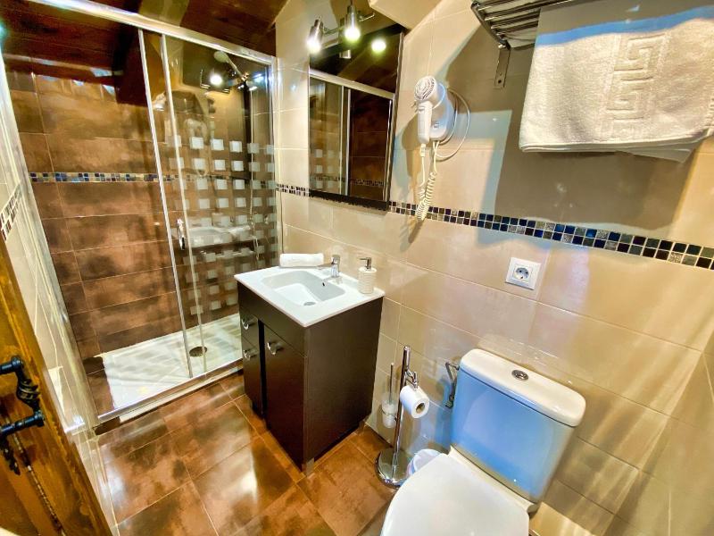 Two-Bedroom Suite with Jacuzzi and Spa Access image 3