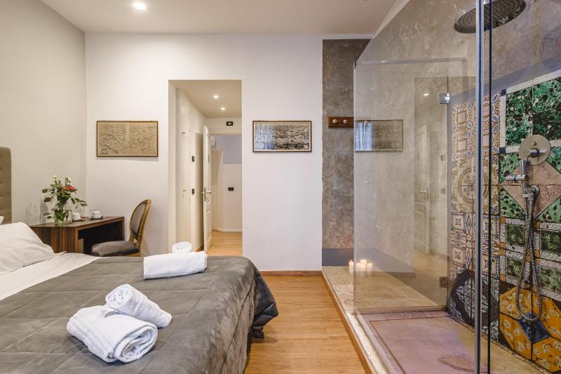 Double Room image 3