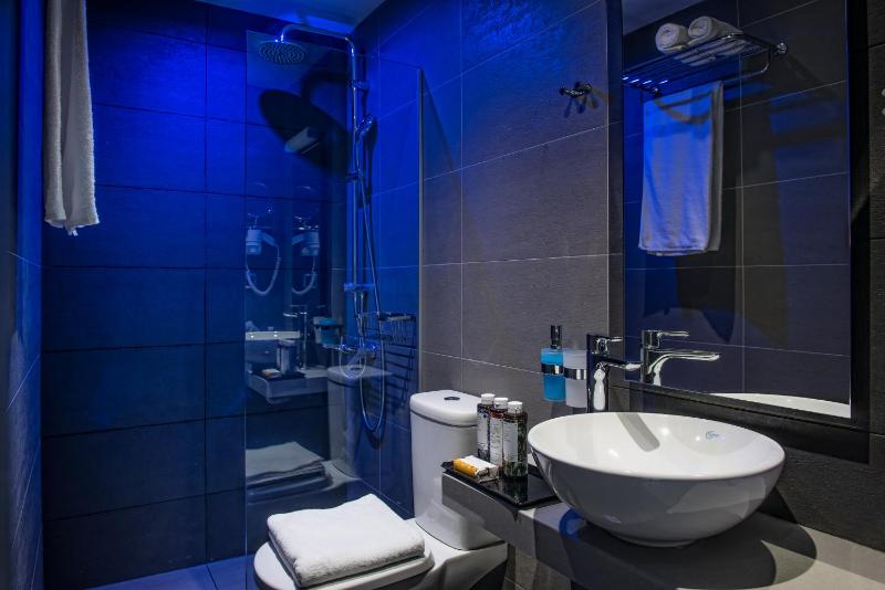 Junior Suite with Sea View and Spa Bath image 4