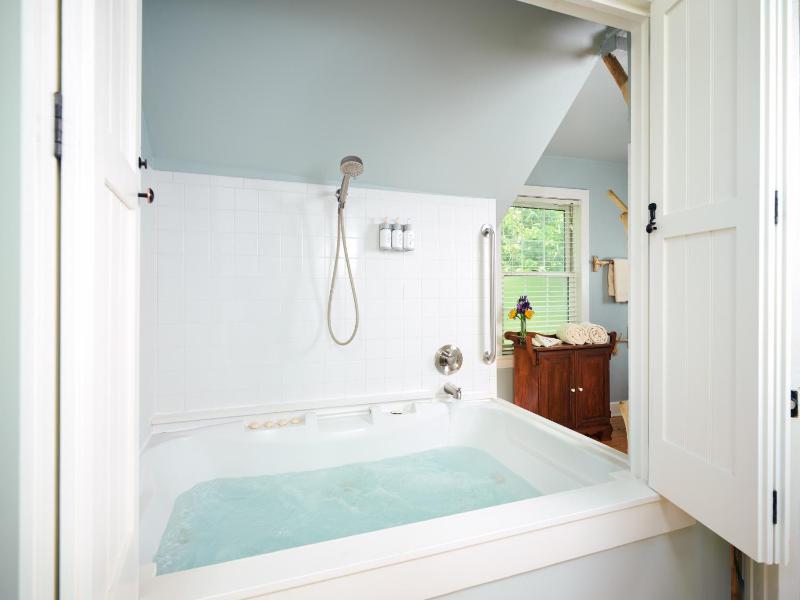 Queen room with Spa Bath -Golden Maple image 2