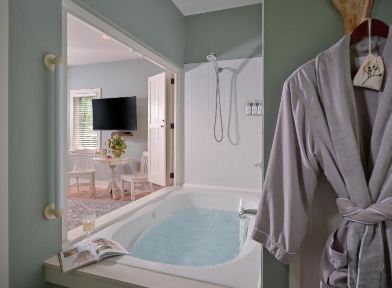  Queen room with Spa Bath- Driftwood image 2