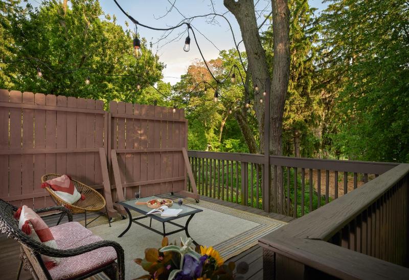 King Room with Balcony and Spa Bath - American Hornbeam image 2