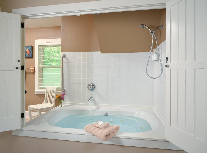 King room with Balcony and Spa Bath - Sassafras image 3
