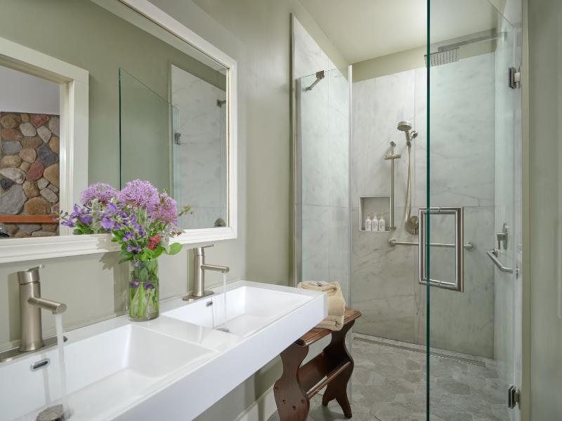 Two-Bedroom Suite with Spa Bath- Ironwood image 4