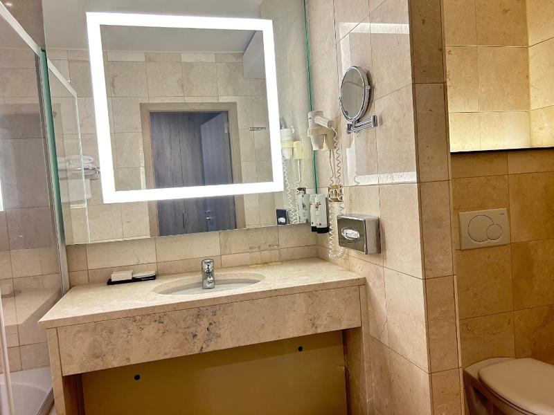 Standard Twin Room image 4