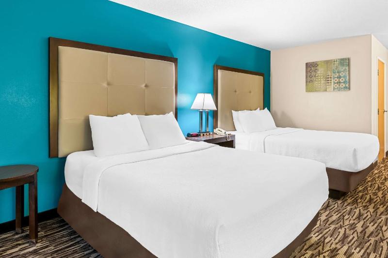 Queen Room with Two Queen Beds - Mobility Access image 4