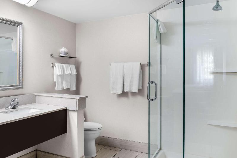 Queen Suite with Two Queen Beds and Kitchenette image 2