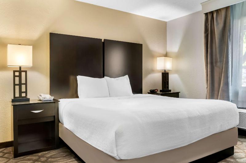 King Suite with Spa Bath and Kitchenette image 2