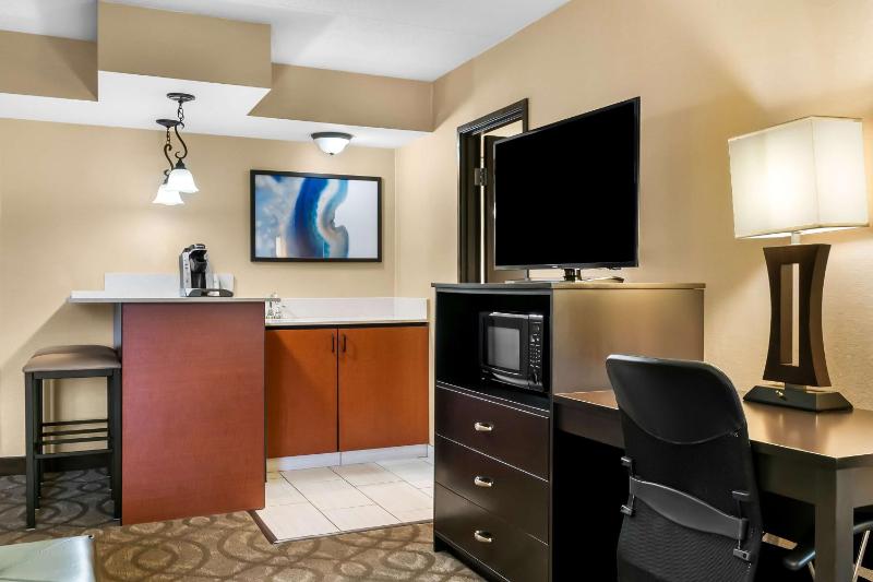 King Suite with Spa Bath and Kitchenette image 3