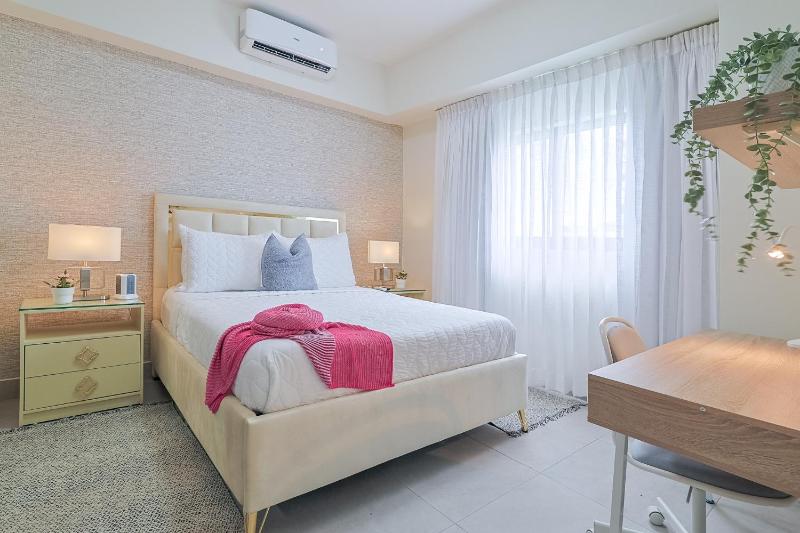 Charming City Center Apt Pool - image 14
