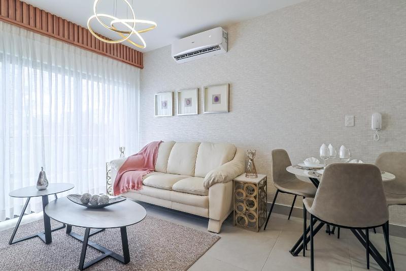 Charming City Center Apt Pool - image 1
