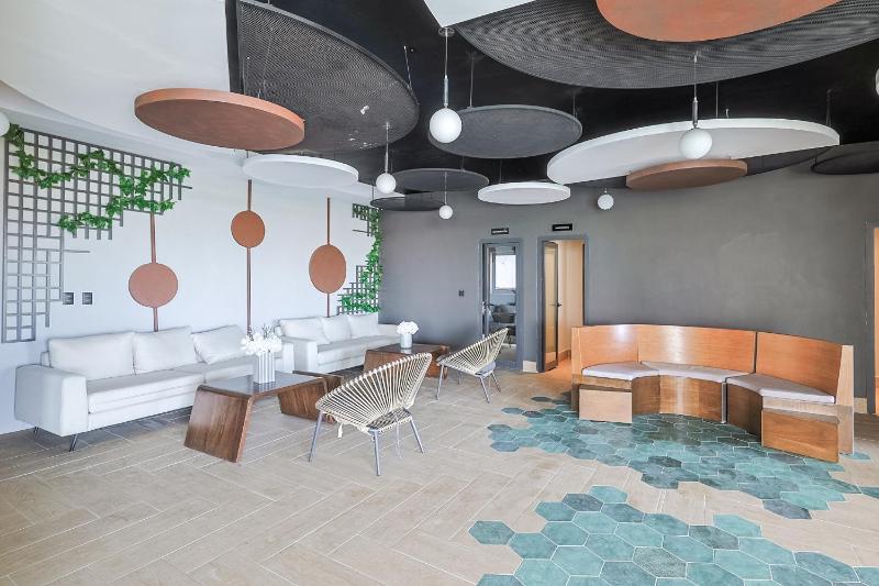 Charming City Center Apt Pool - image 8