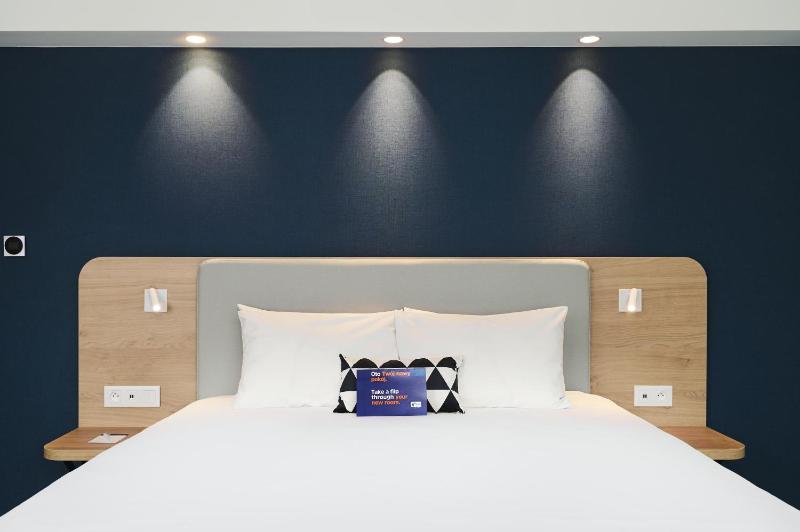 Standard Queen Room with Sofa Bed image 3