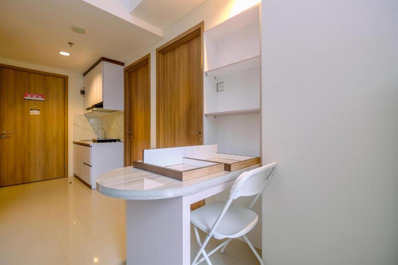 Modern Look and Homey 2BR Bogor Icon Apartment By Travelio - image 9