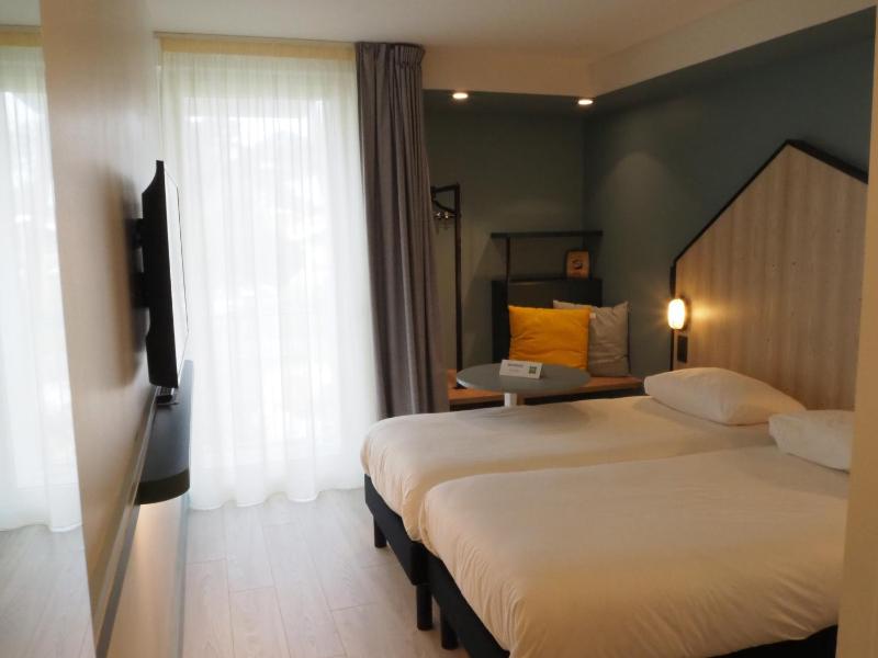 Standard Twin Room image 4