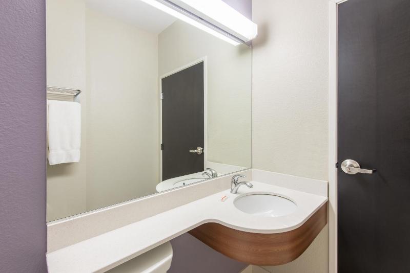 Queen Room - Non-Smoking image 1