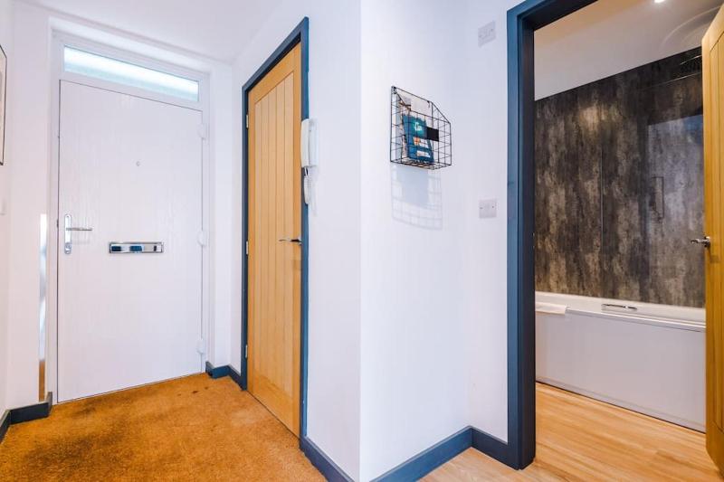 Perfect for Contractors Long Stays and Close amenities - image 24