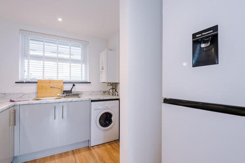 Perfect for Contractors Long Stays and Close amenities - image 26