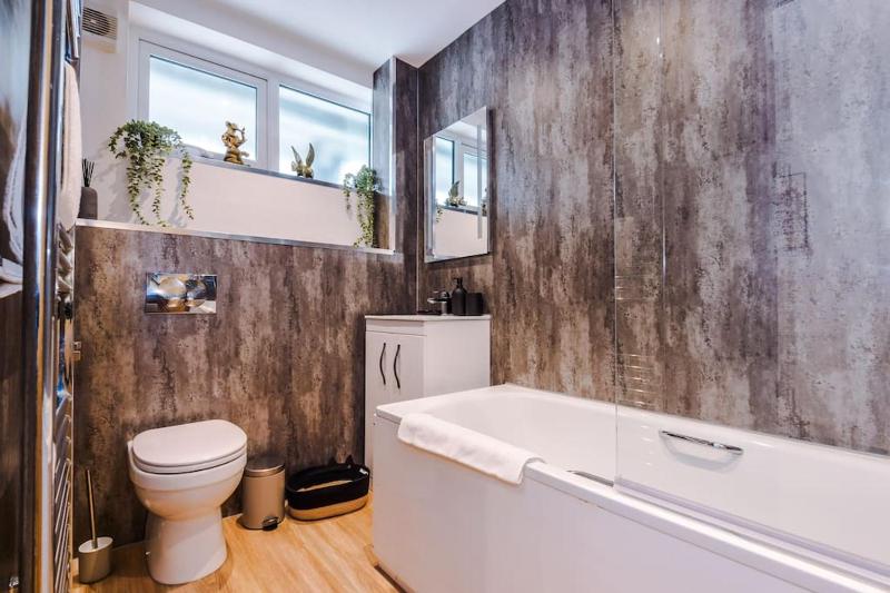 Perfect for Contractors Long Stays and Close amenities - image 20