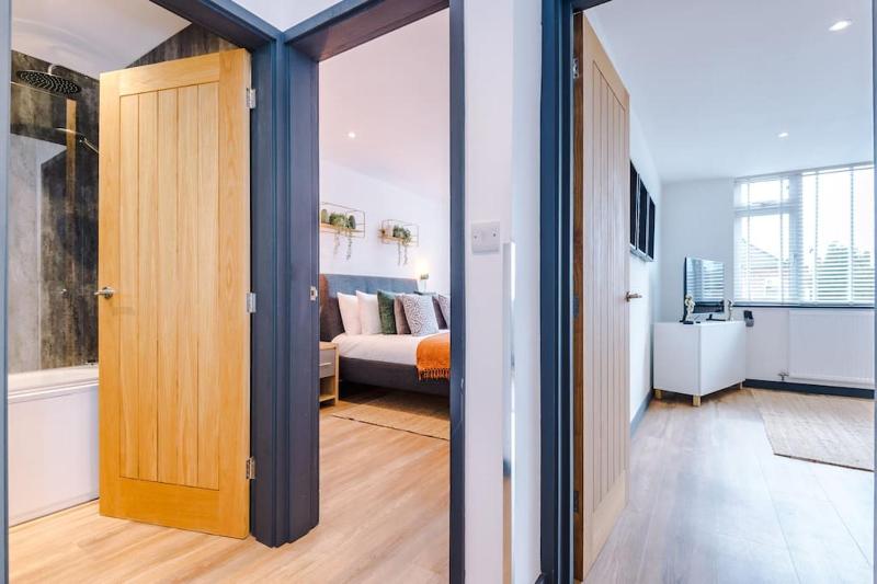 Perfect for Contractors Long Stays and Close amenities - image 12