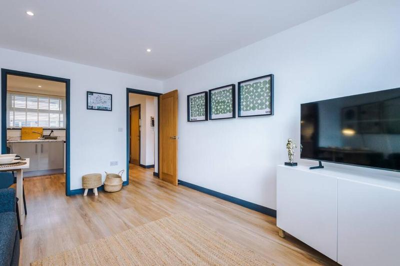 Perfect for Contractors Long Stays and Close amenities - image 18