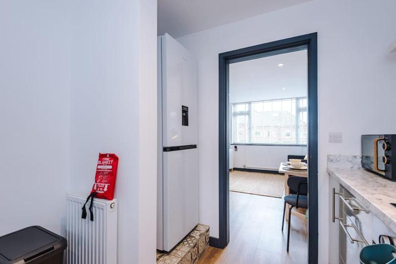 Perfect for Contractors Long Stays and Close amenities - image 7