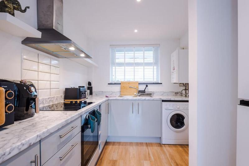 Perfect for Contractors Long Stays and Close amenities - image 42