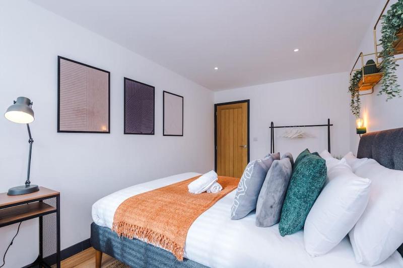 Perfect for Contractors Long Stays and Close amenities - image 8